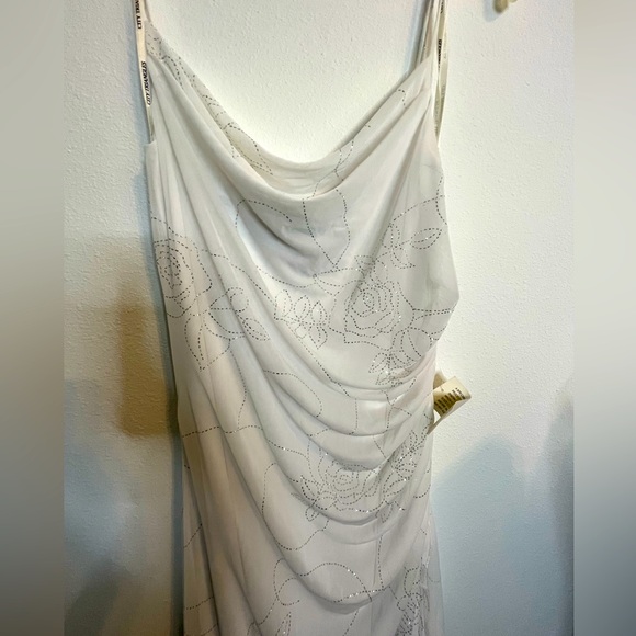 New White Rose Elegance Dress 🥀 - Picture 1 of 7